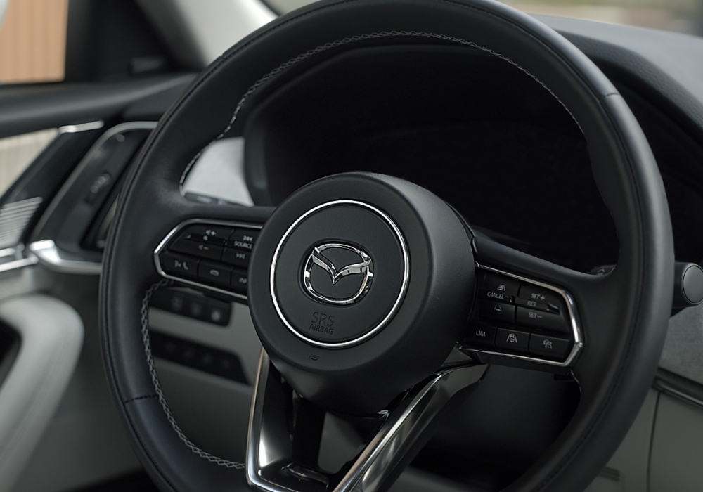 Elementos de seguridad activa en autos Mazda, como frenos ABS, tracción y control crucero adaptativo.