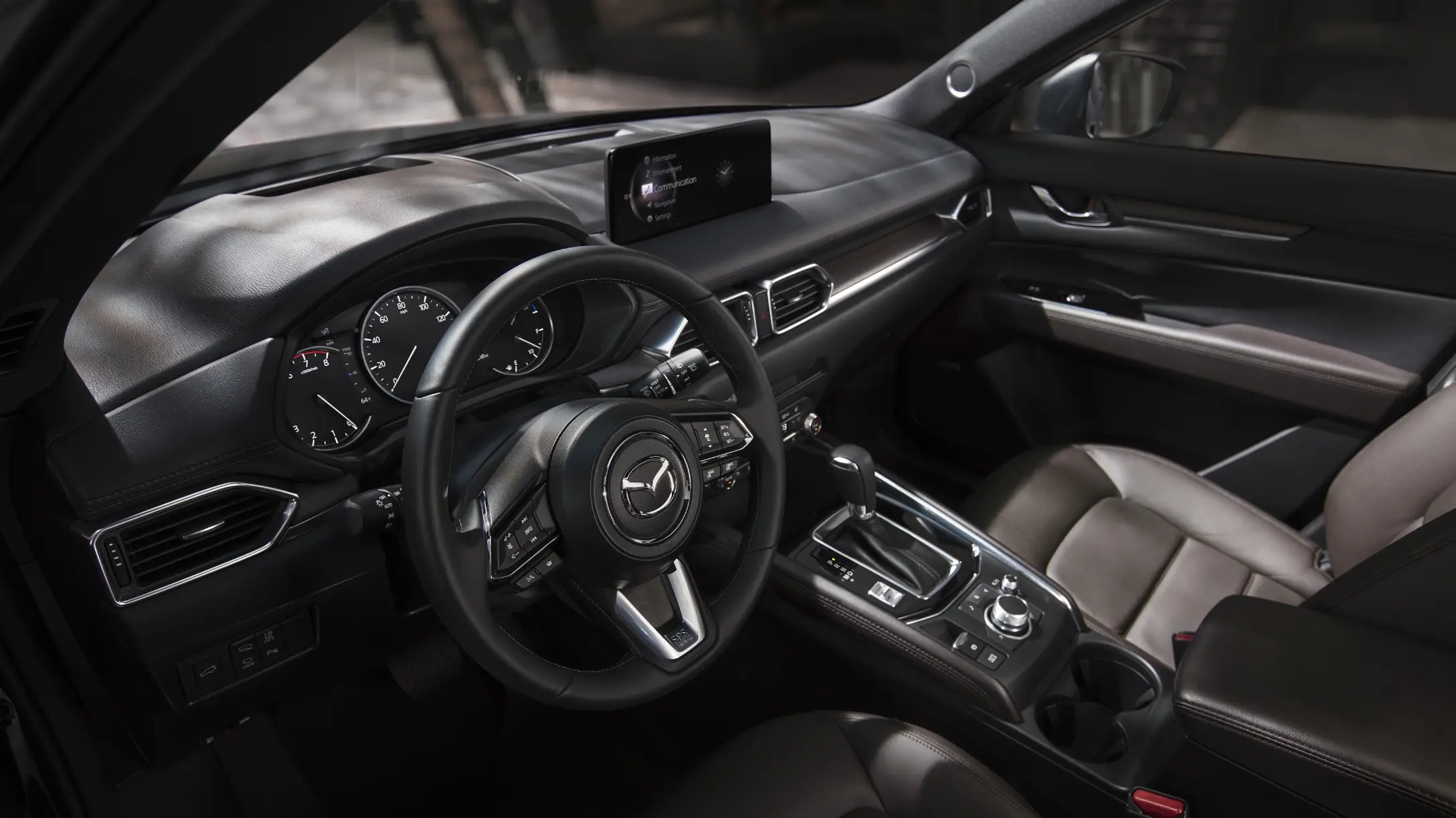 Interior elegante de una Mazda CX-5