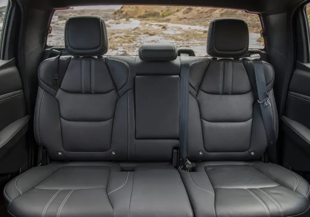 Interior amplio de una camioneta doble cabina de Mazda