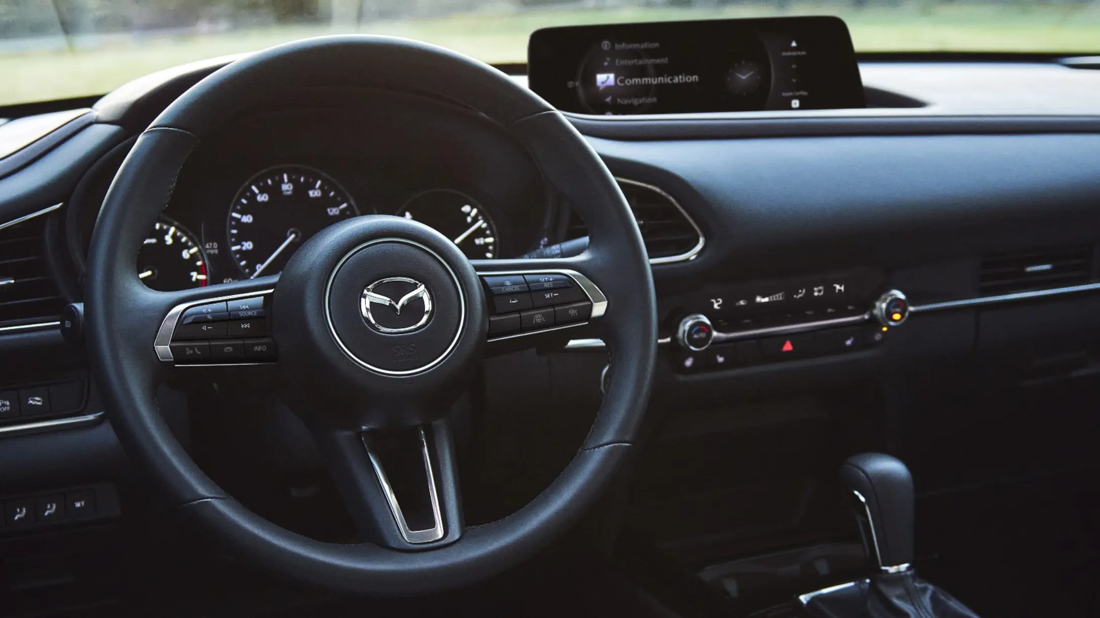 Primer plano del volante de un Mazda moderno