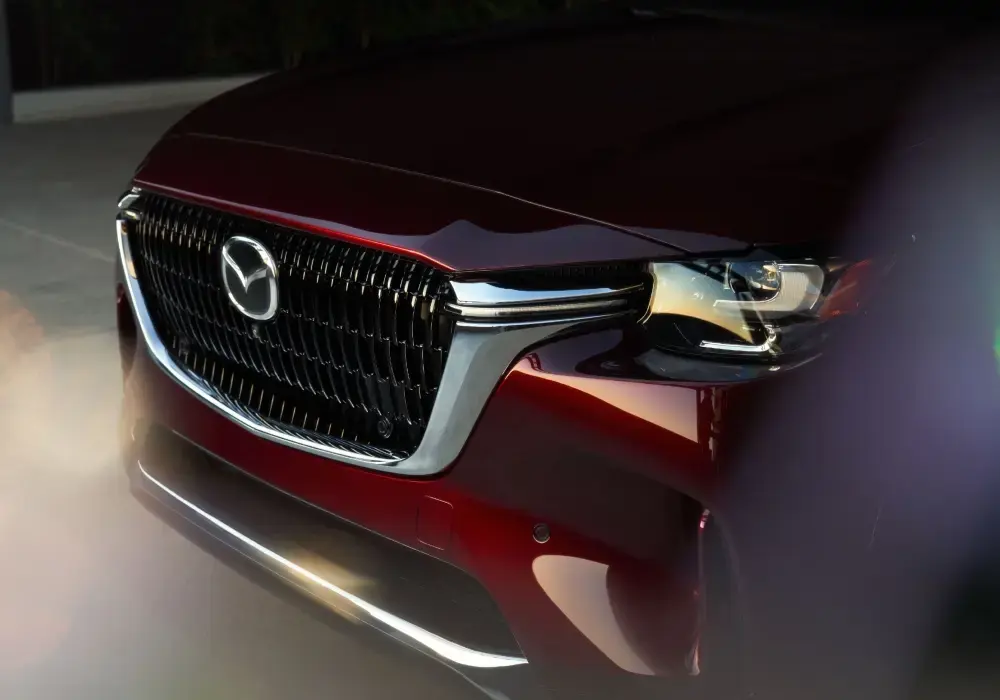 Hombre comprando auto en concesionario Mazda y gestionando la patente vehicular