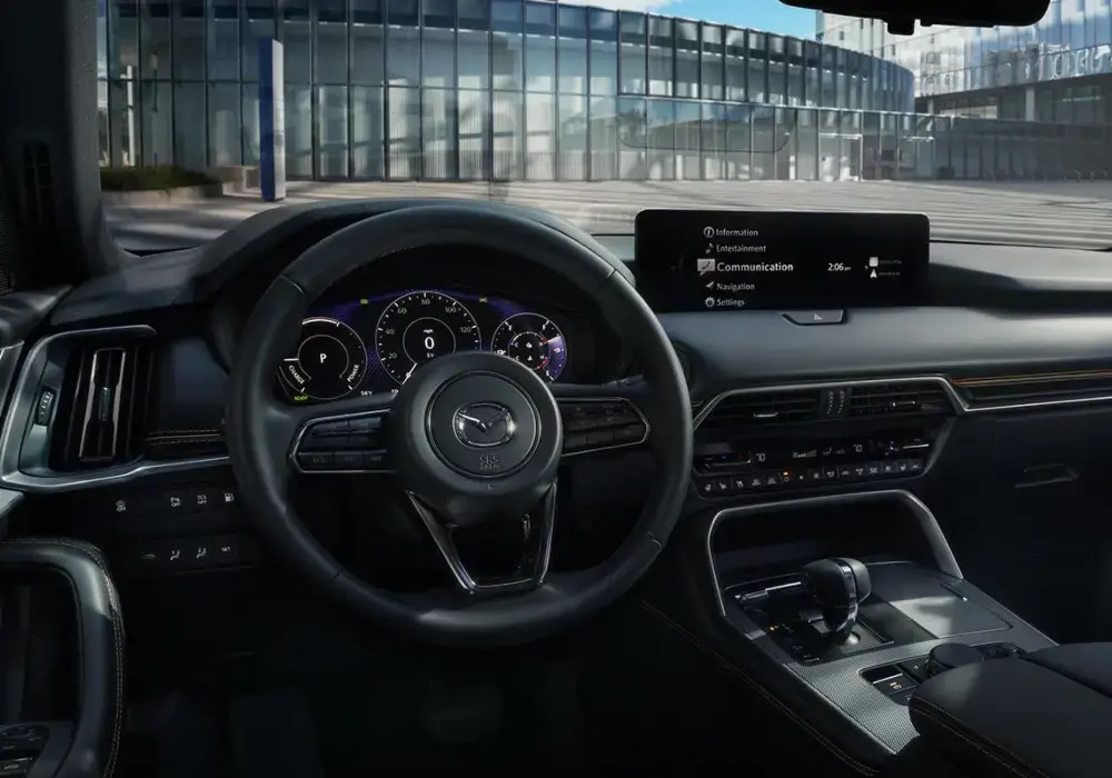 Interior de autos para jóvenes con conectividad a smartphone y equipamiento tecnológico.