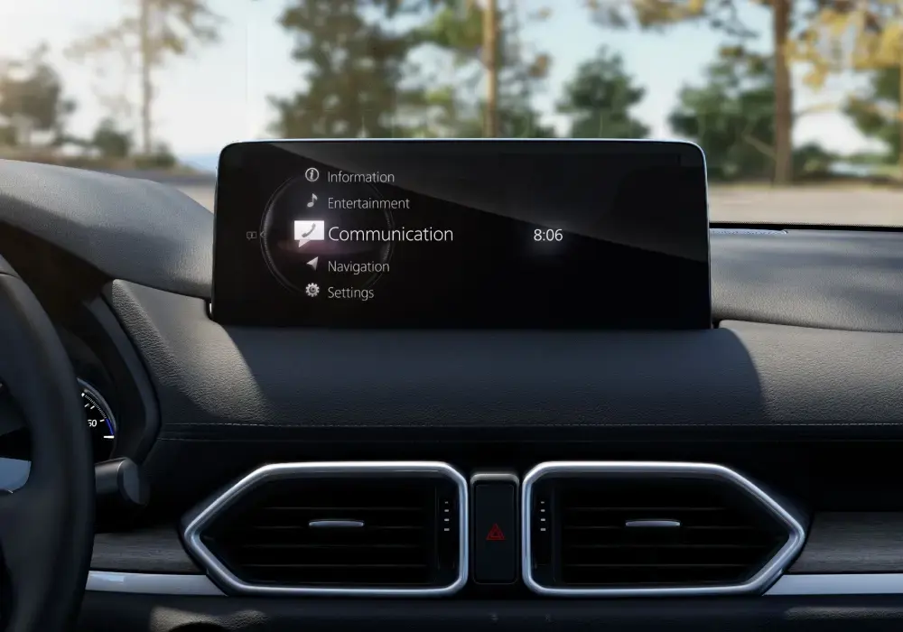 Primer plano del sistema Mazda Connect en funcionamiento con Apple CarPlay o Android Auto activo (ma