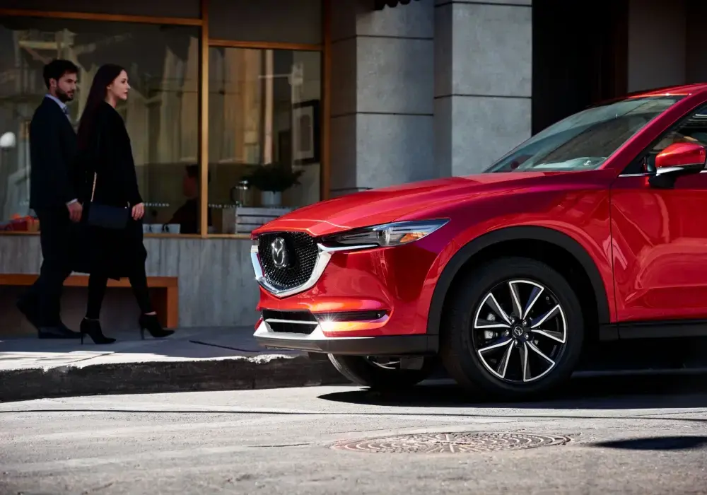 Persona realizazando compra inteligente de un vehículo Mazda