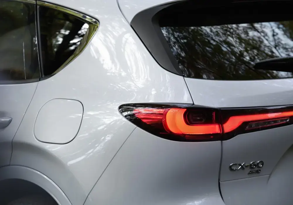 SUV híbrido enchufable Mazda CX-60 recargando batería.