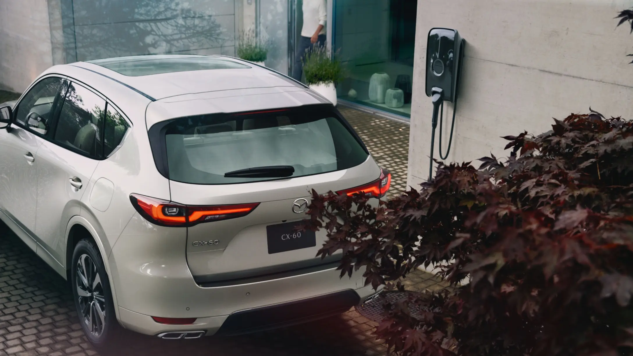 Auto eléctrico cargándose en estación doméstica tipo wallbox en Chile