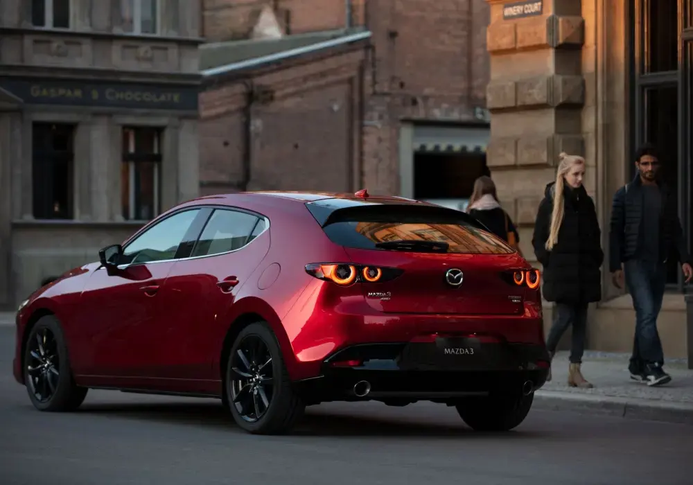 Mazda CX-3 estacionando en espacio reducido en ciudad, mostrando maniobrabilidad y visibilidad.