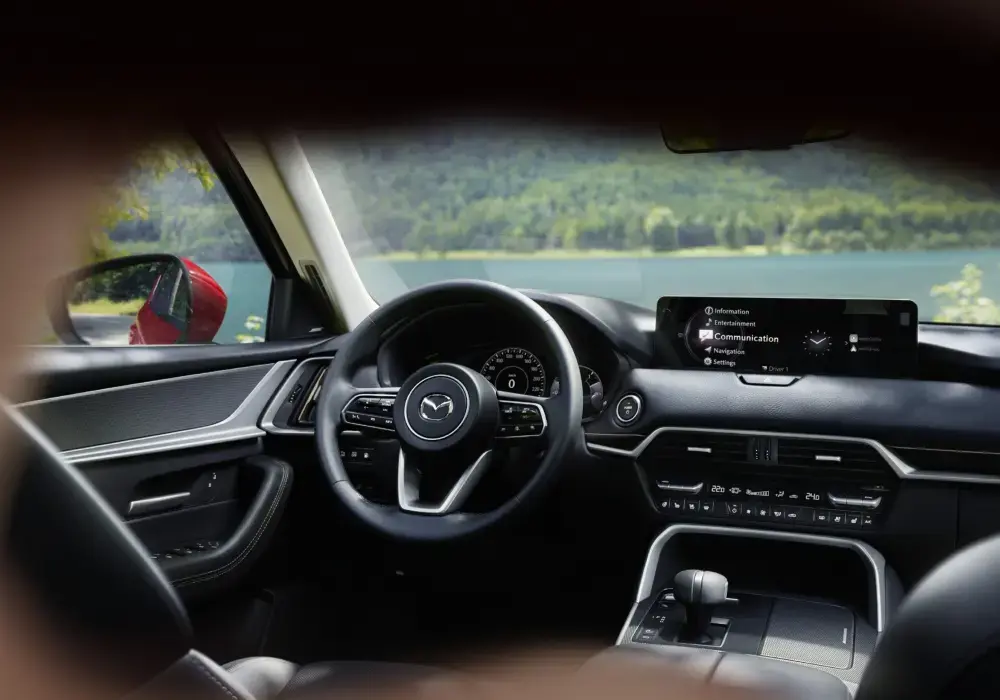 Interior de SUV Mazda con conectividad, tecnología y cómodo espacio interior.