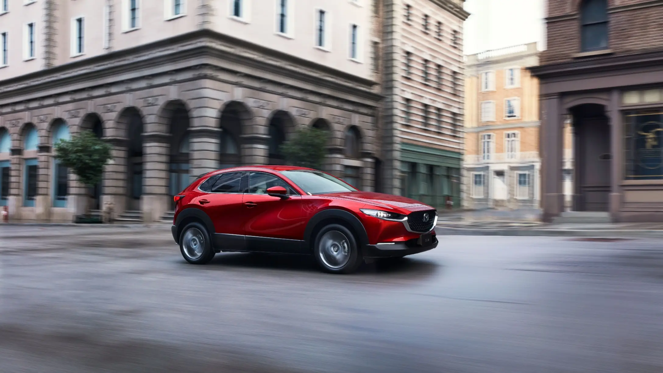 SUV compacto Mazda CX-30 en movimiento mostrando estabilidad, diseño y control en conducción