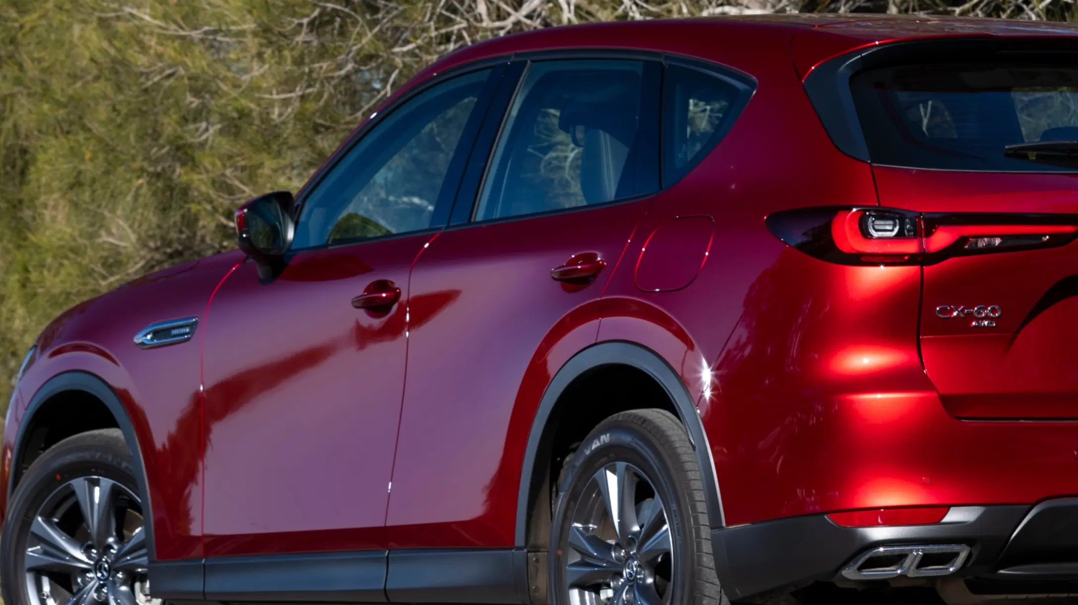 Mazda CX-60 rojo, un SUV de lujo con líneas elegantes y un diseño moderno.