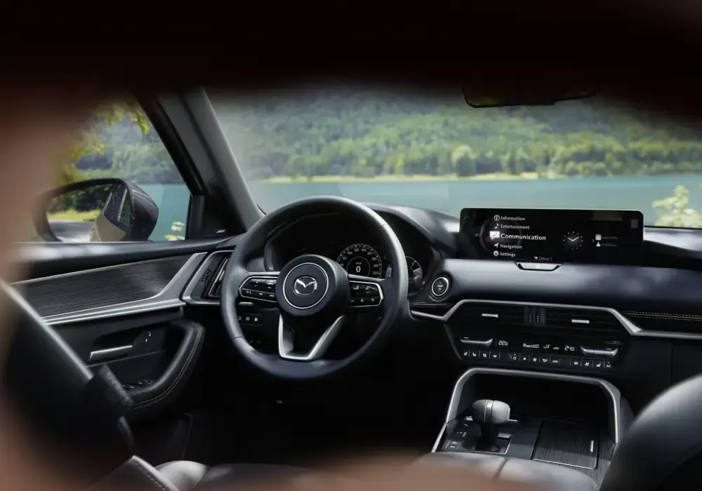 Vista del tablero y palanca de cambio del Mazda CX‑60 híbrido enchufable.