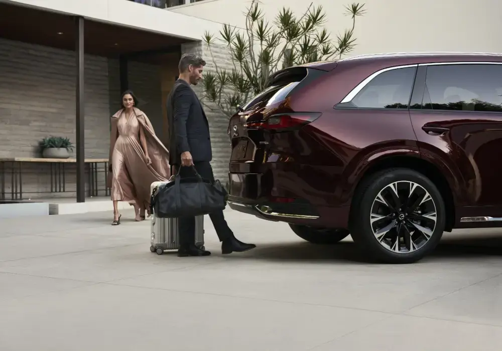 SUV 3 filas de asiento Mazda CX-90 en viaje familiar.