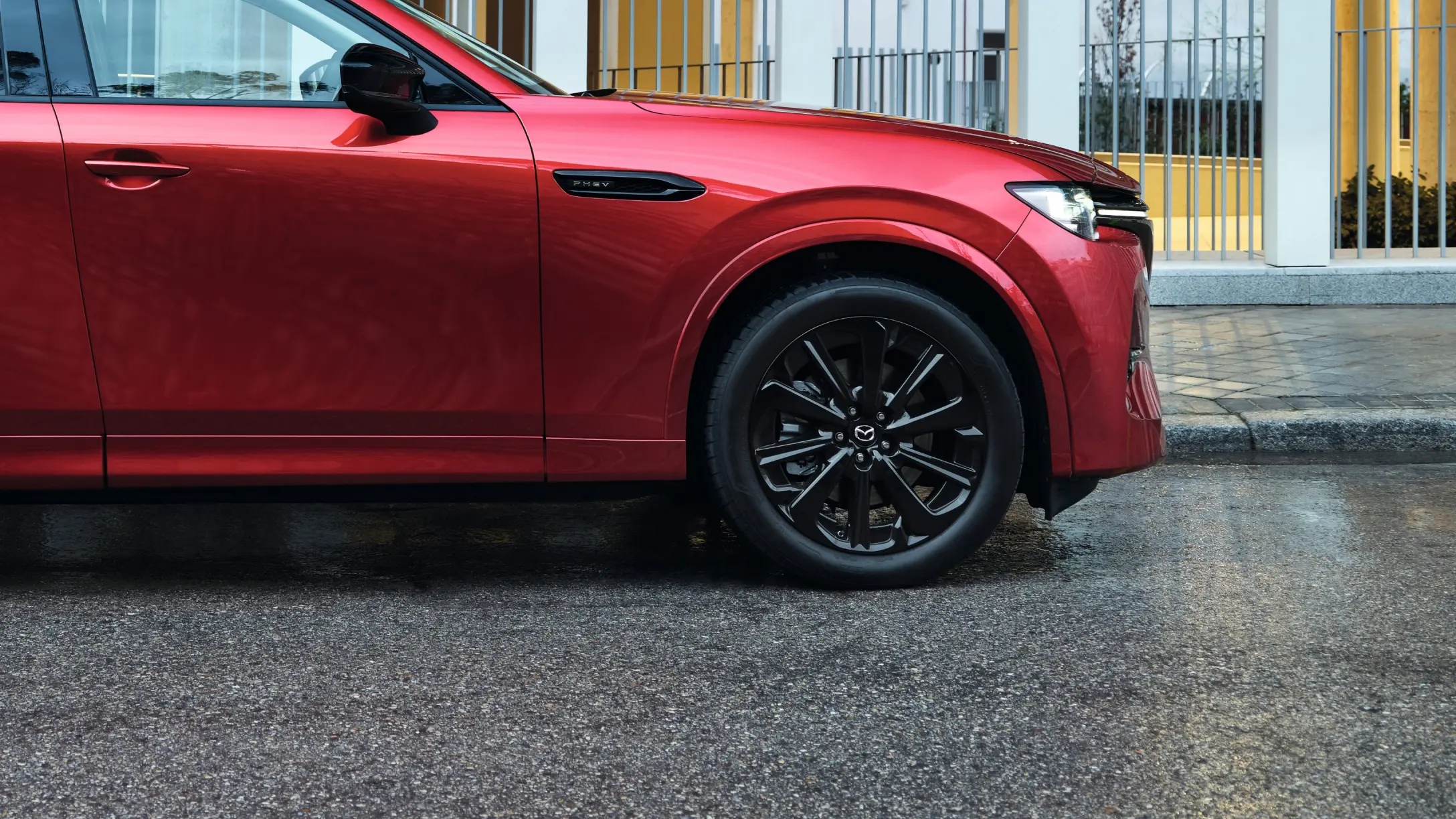 Cómo cambiar un neumático paso a paso si se te pincha una rueda y qué hacer