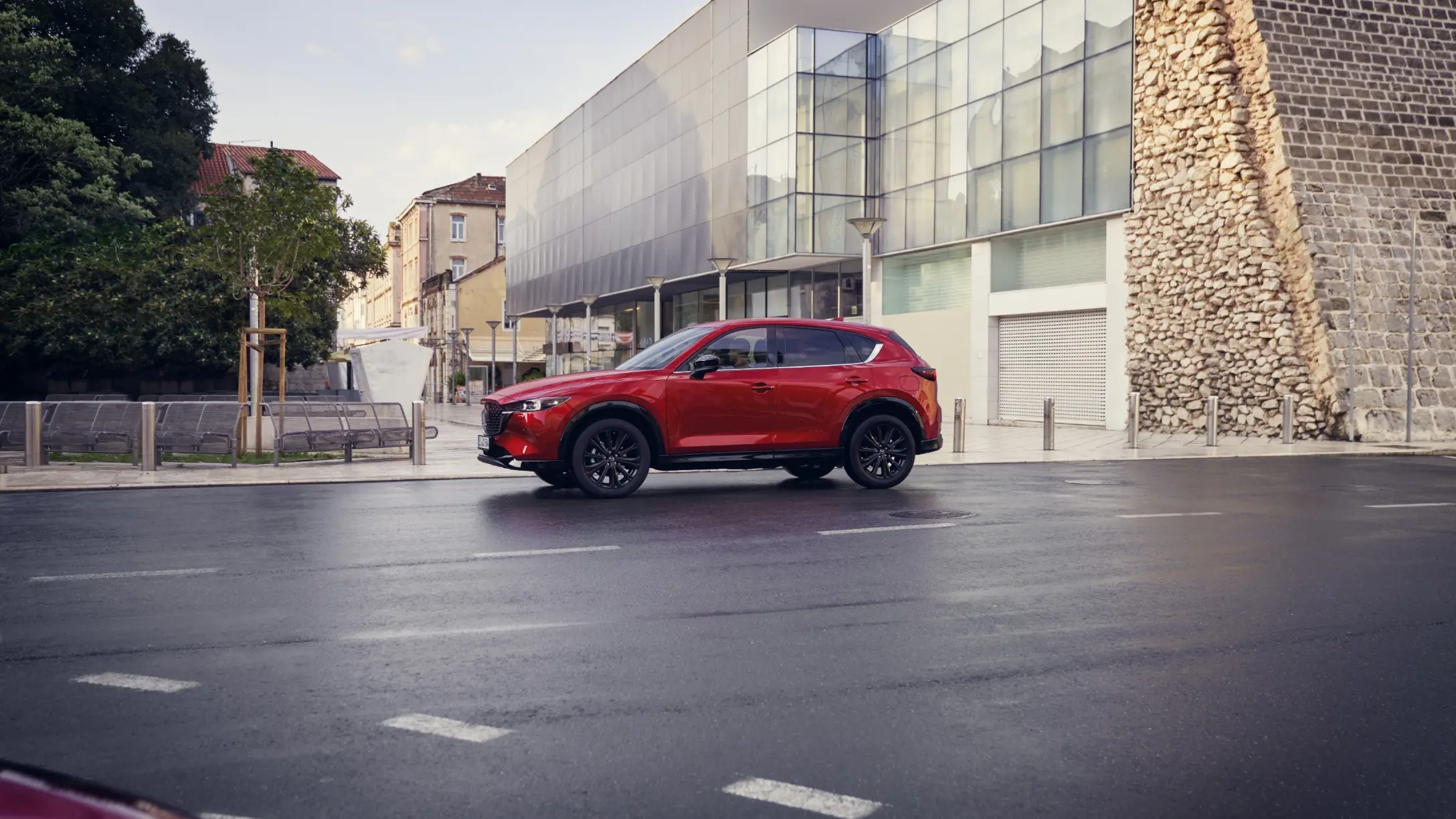 Mazda CX-5 rojo en calle urbana