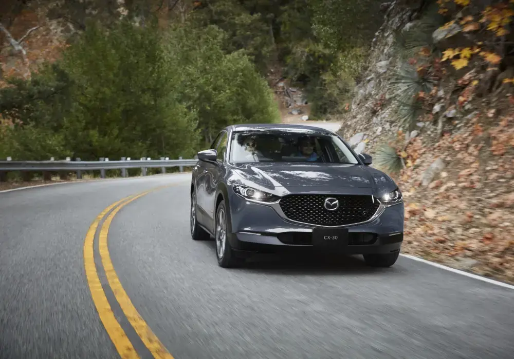 Mazda CX-30 circulando dentro del límite de velocidad máxima en carretera en Chile.