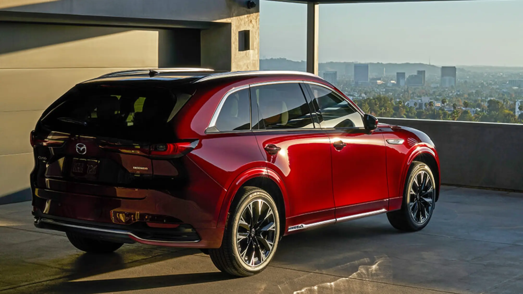 Vista trasera Mazda CX-90 AWD rojo, SUV con luces traseras, emblema, vehículo, automóvil. 
