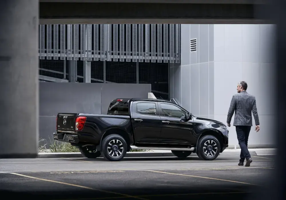 Pickup Mazda BT-50 con carga en la ciudad.