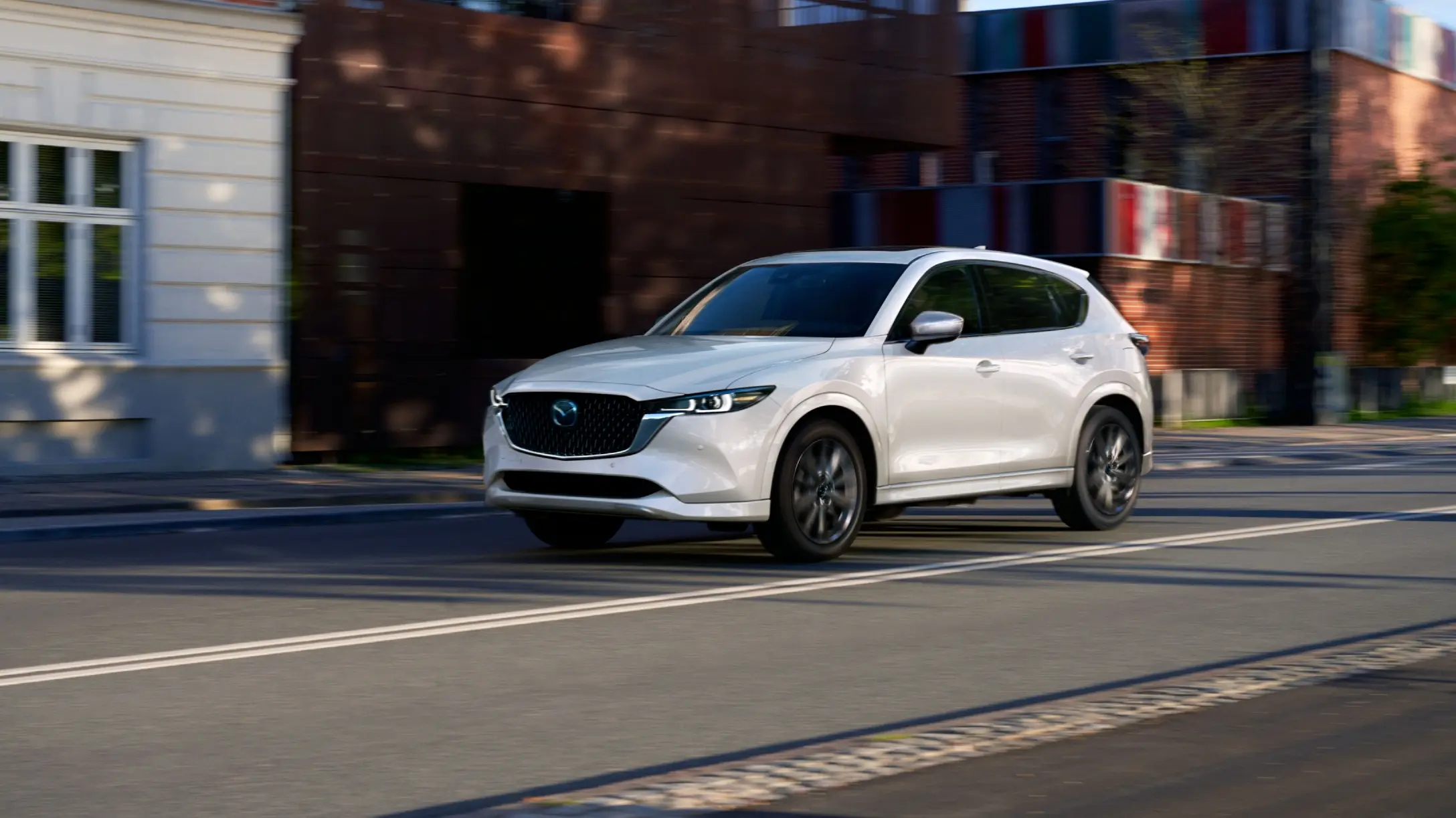 Comparación entre SUV y sedán mostrando diferencias de altura, tamaño y diseño