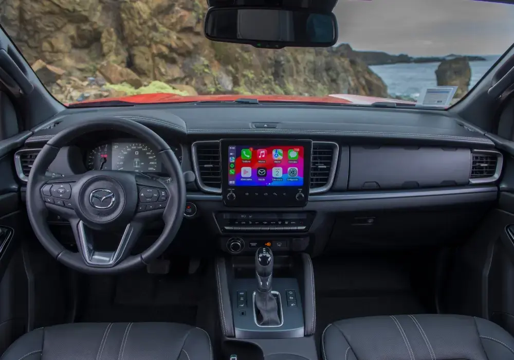 Interior de Mazda BT-50 doble cabina con tecnología, confort y espacio para pasajeros como una opción de qué camioneta comprar.