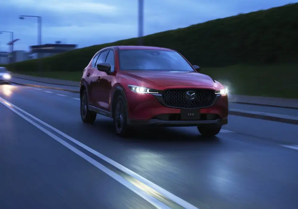 Tipos de autos y SUV de Mazda en la ciudad