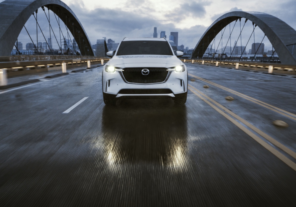 SUV híbrido Mazda CX-90 circulando en carretera.