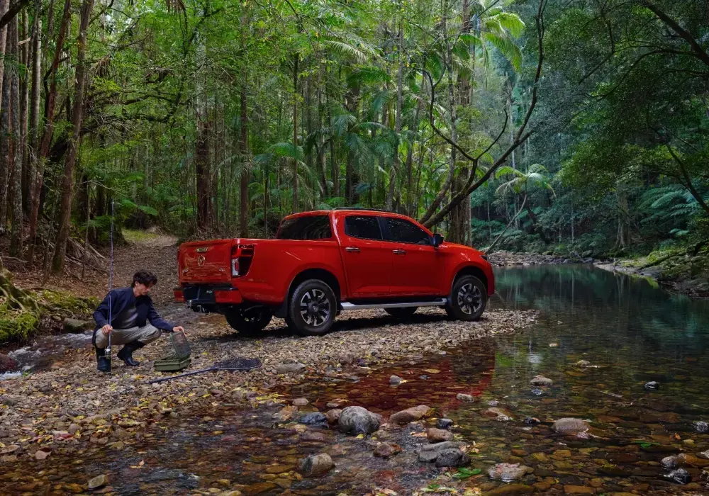 Partes de una pickup Mazda BT-50 doble cabina con espacio para pasajeros en trayectos largos.