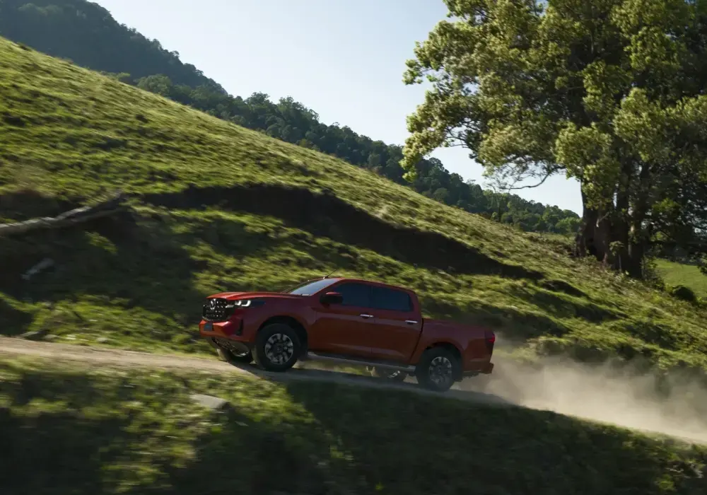 Mazda BT-50 camioneta doble cabina con capacidad de carga para trabajo y rutas fuera de ciudad.