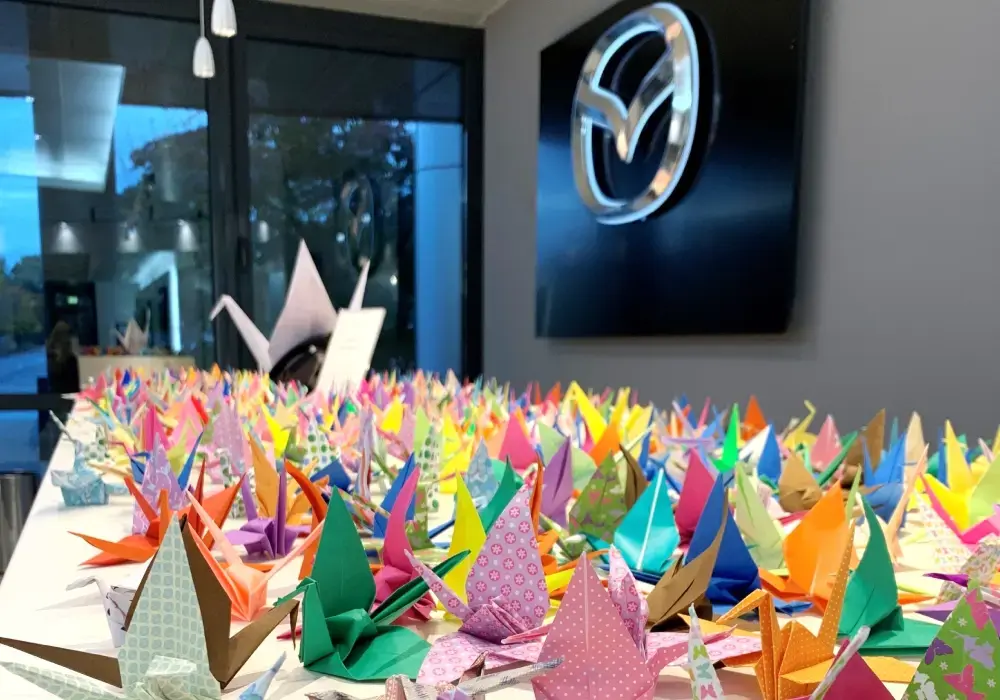 Grullas de origami oficina Mazda