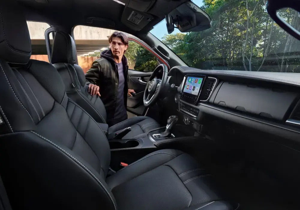 Interior de camionetas 4x4 doble cabina con pasajeros cómodos y conectados durante el trayecto.