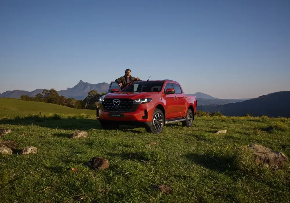 Camioneta más cómoda para viajar en carretera y naturaleza, modelo Mazda BT-50 para viajes largos y familiares.