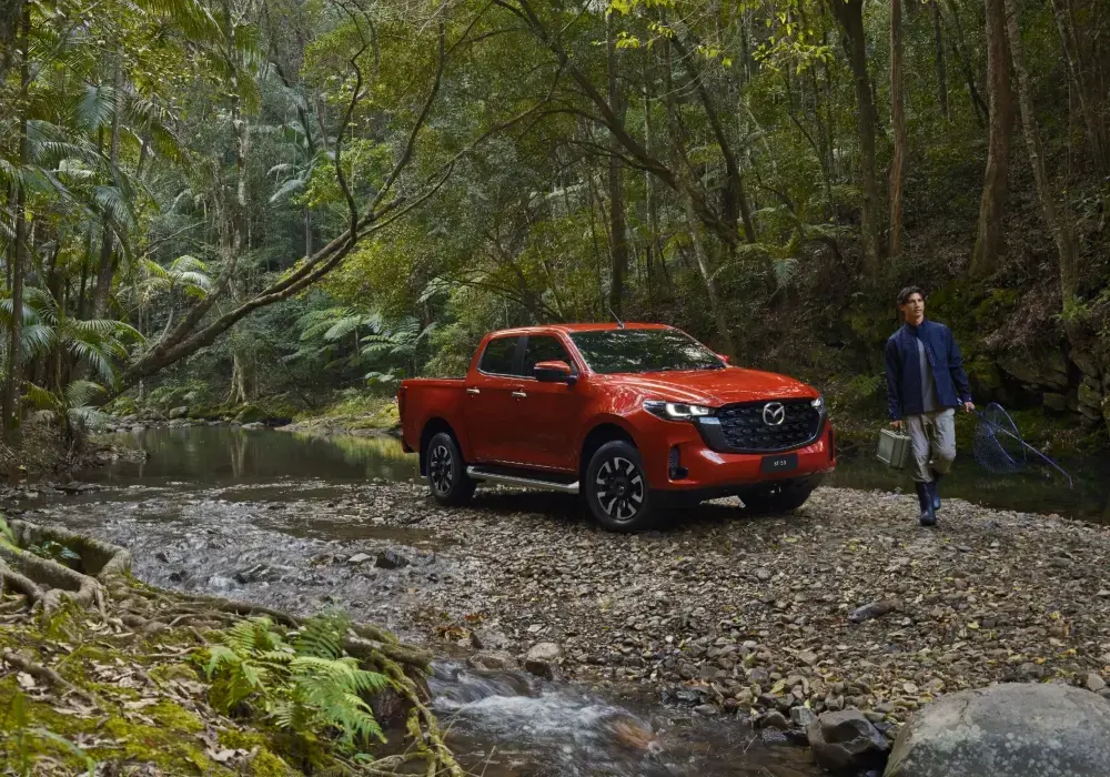 Diferencia entre diesel y gasolina​. Camioneta diésel en ruta.