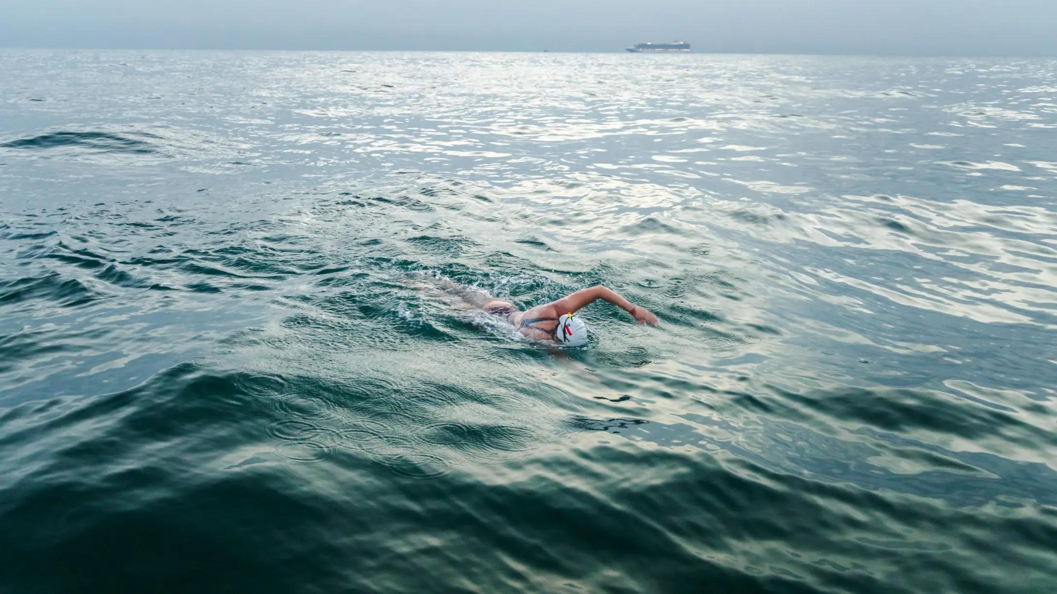Bárbara Hernández logra travesía histórica al cruzar el Canal de La Mancha