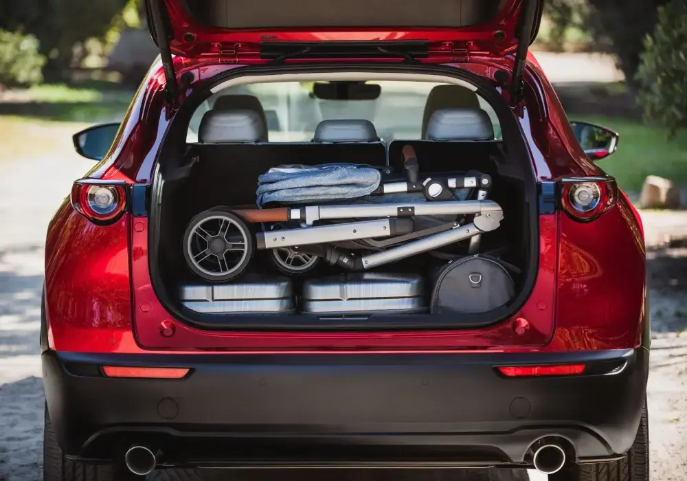 Maletero de un SUV Mazda cargado y organizado con equipaje.