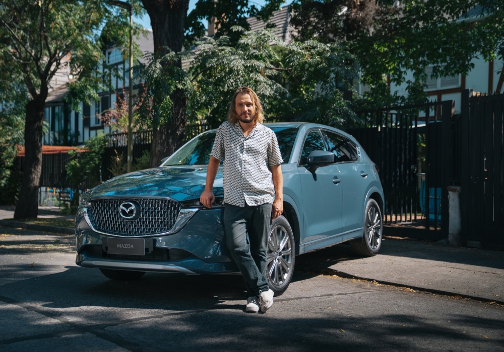 Ilustrador, diseñador y muralista Payo Söchting junto a su Mazda CX-5
