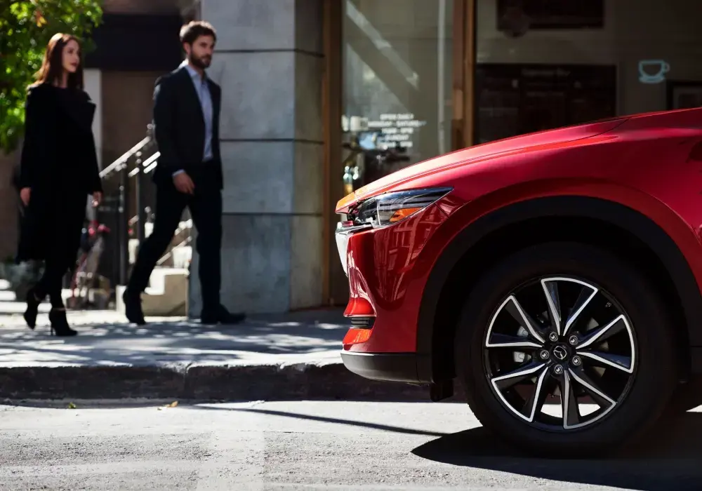 Persona realizazando compra inteligente de un vehículo Mazda