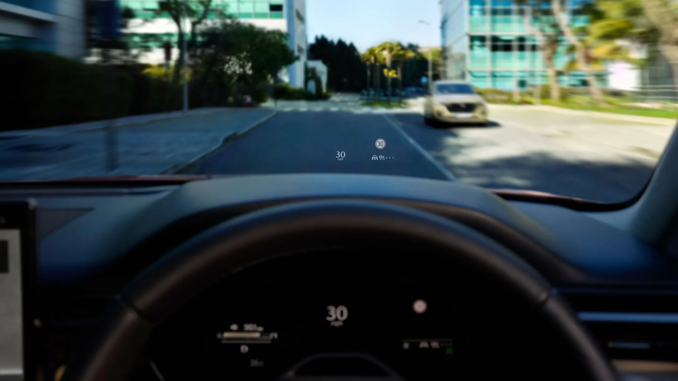  Interior de auto equipado con accesorios esenciales para viajes y conducción segura