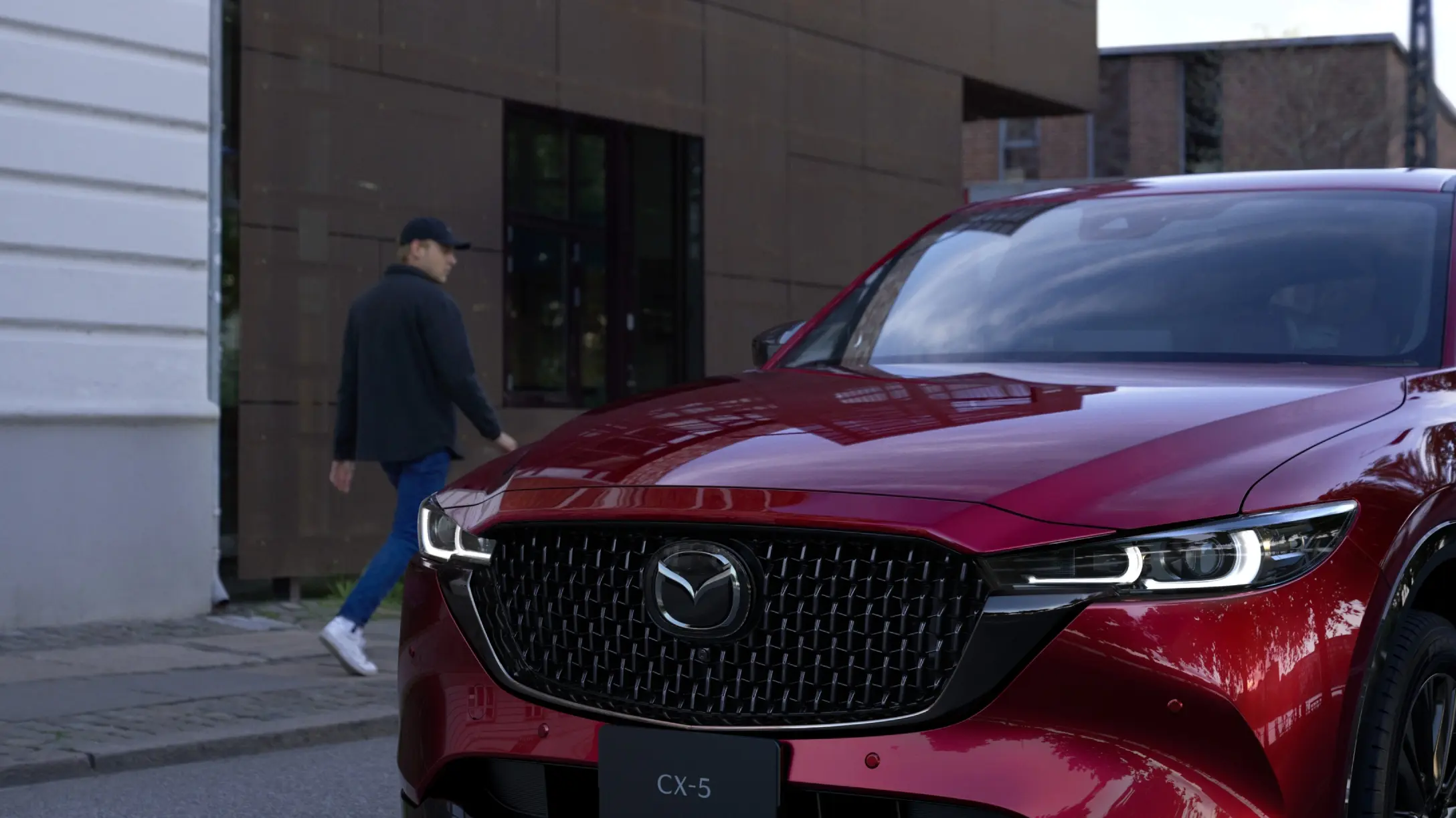 Razones para elegir un SUV ya sea híbrido, familiar, automático, a gasolina y con 3 filas de asientos.