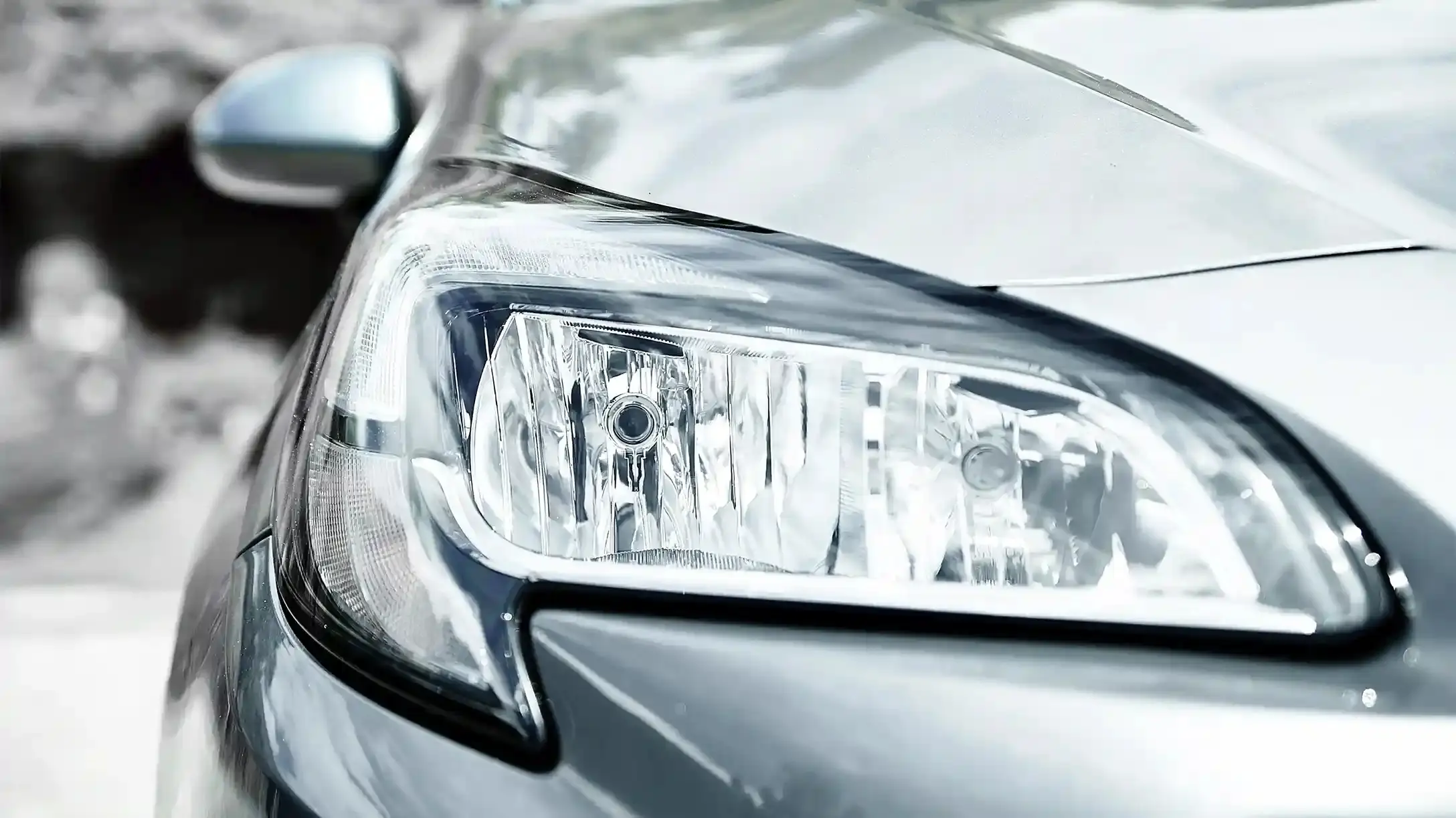 Vista frontal de un faro led de un auto SUV