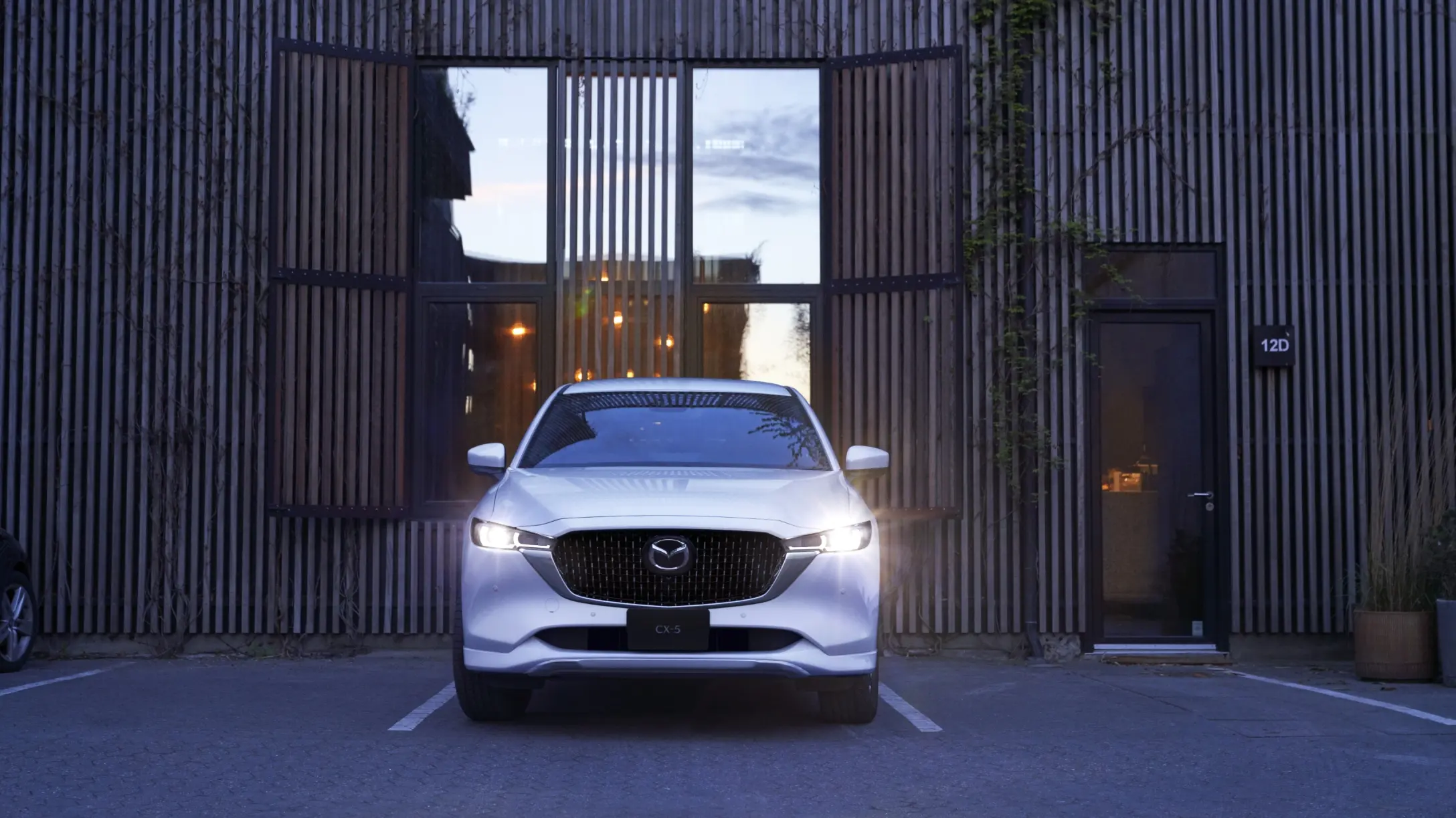 Explicación sobre los elementos de seguridad activa y pasiva presentes en los vehículos Mazda y su importancia para la conducción segura.