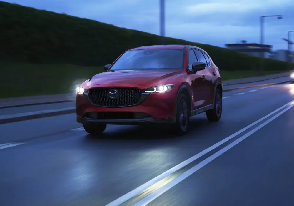 Vehículo Mazda con motor Euro 6c circulando en carretera chilena.