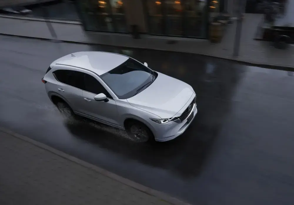 SUV familiar Mazda CX-5 automático en trayecto urbano.