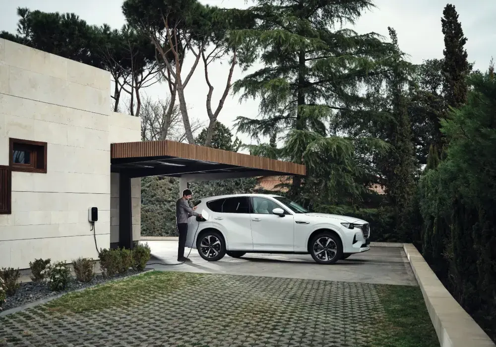 SUV híbrido enchufable Mazda CX-60 recargando batería