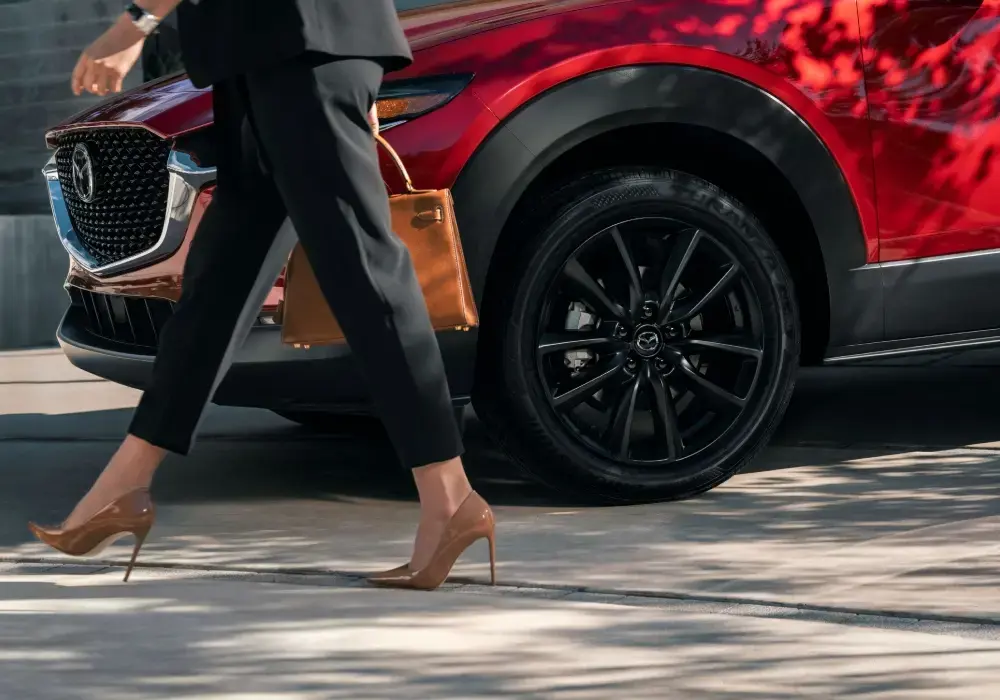 Persona realizazando compra inteligente de un vehículo Mazda