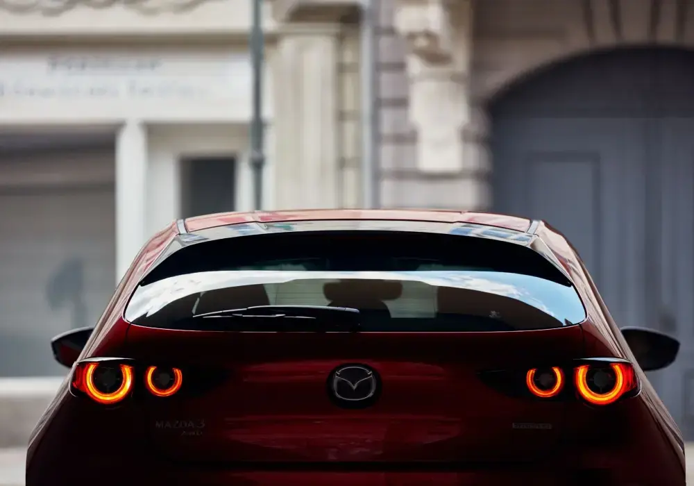 Mazda CX-3 estacionando en espacio reducido en ciudad, mostrando maniobrabilidad y visibilidad.