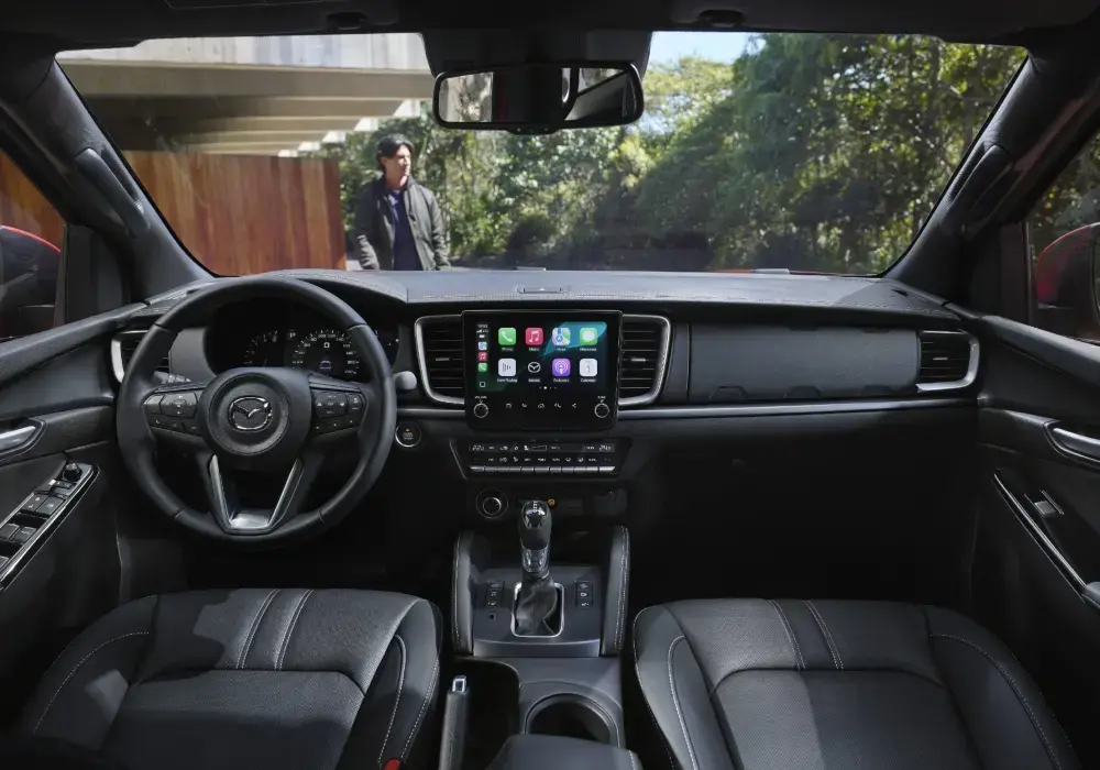 Interior espacioso de camioneta cómoda para viajar, Mazda BT-50 con amplio espacio para pasajeros y carga.