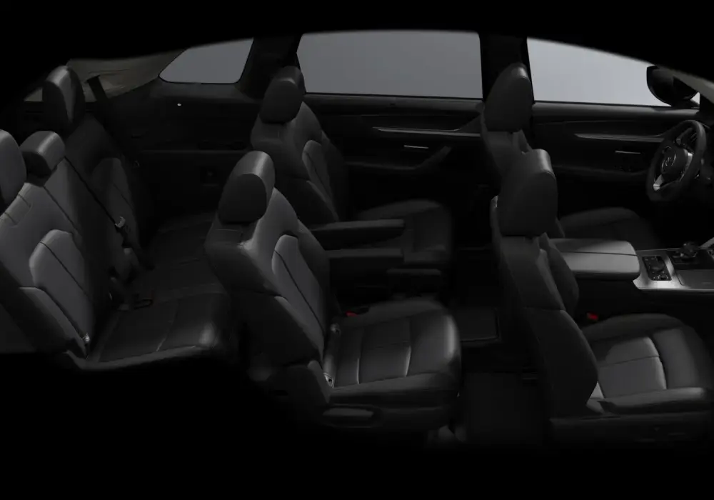 Interior del Mazda CX-90: SUV con 3 filas de asientos y pasajeros en cada fila conectados.