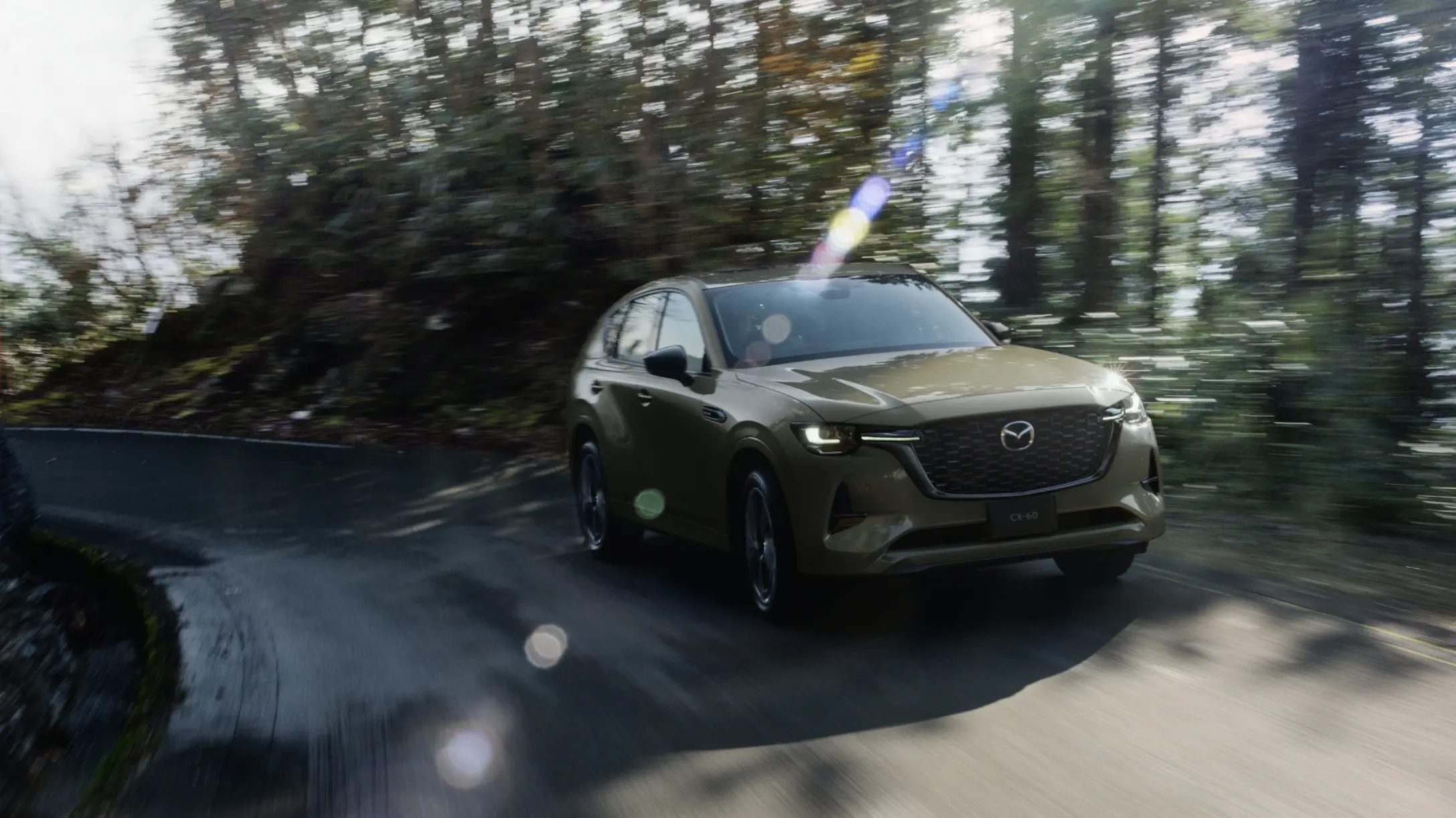 Mazda CX-60 en movimiento a través de un paisaje natural