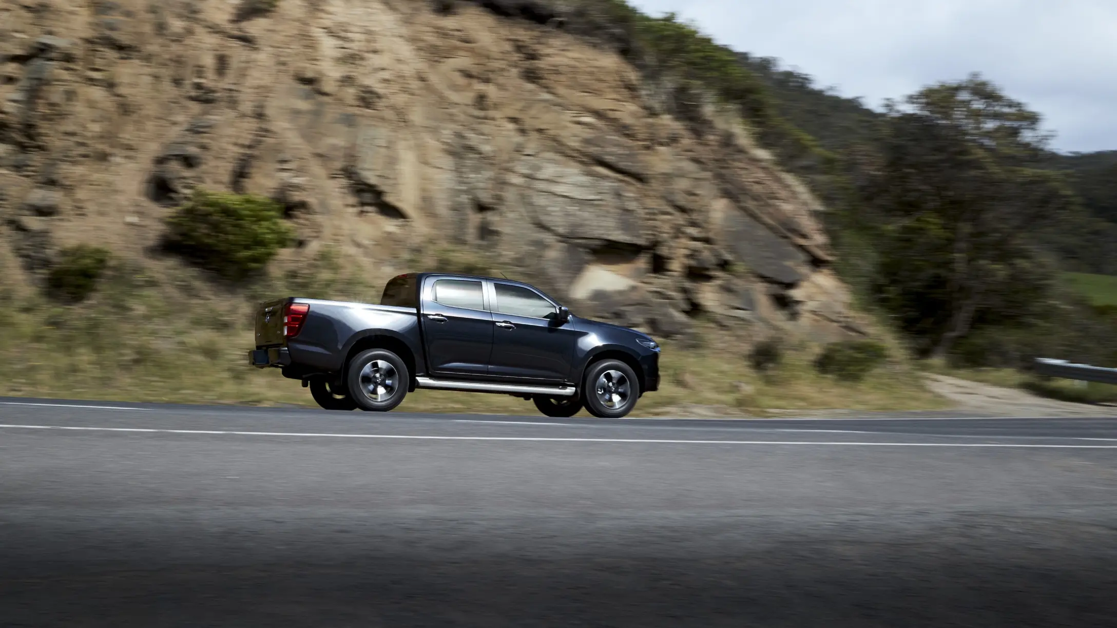 Camioneta Mazda BT-50 en la carretera.