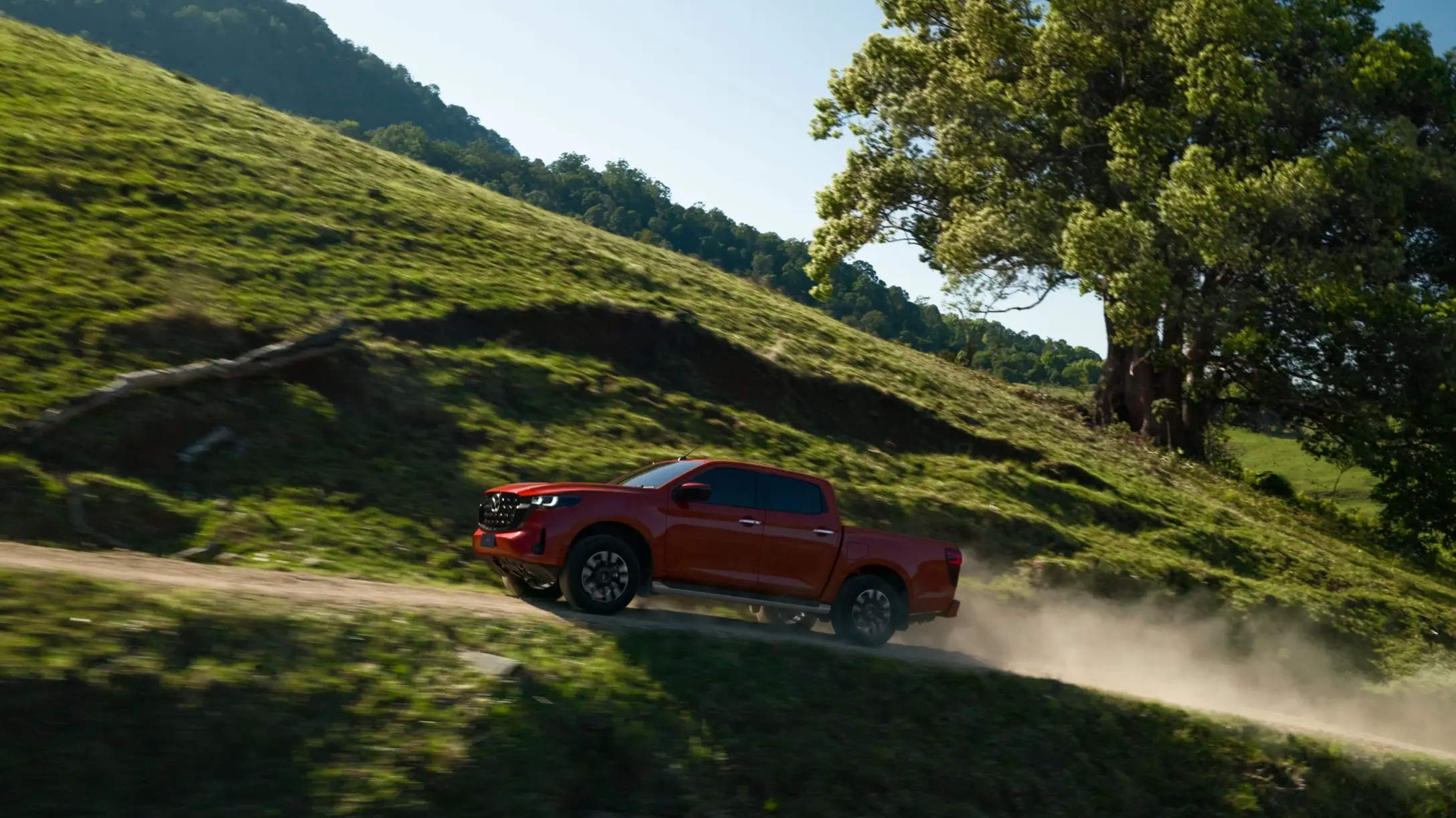 Guía sobre las partes de una camioneta pickup y su función en distintos tipos de conducción.