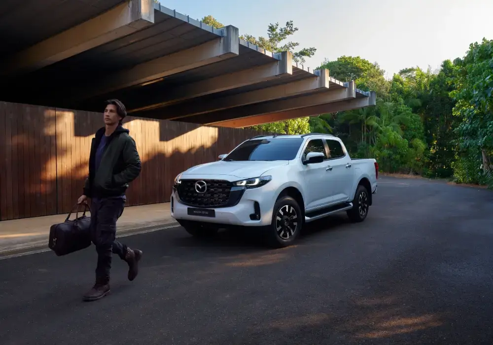 Partes de una pickup Mazda BT-50 doble cabina con espacio para pasajeros en trayectos largos.